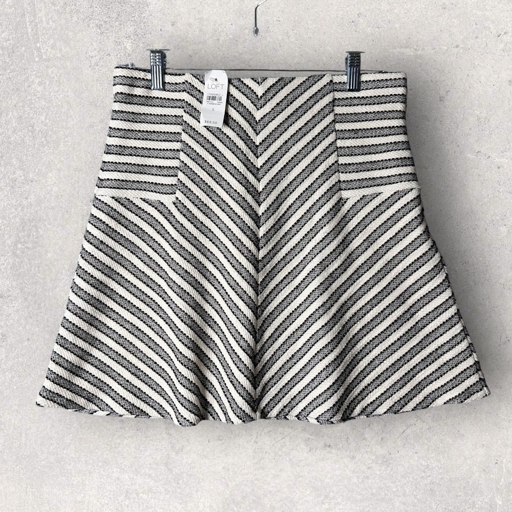 NEW Ann Taylor Loft Womens Skirt Size S Black‎ Cream Striped Chevron Mini